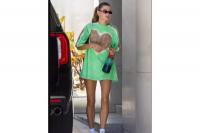Gaya Santai Hailey Bieber Kenakan Kaus Tie-Dye