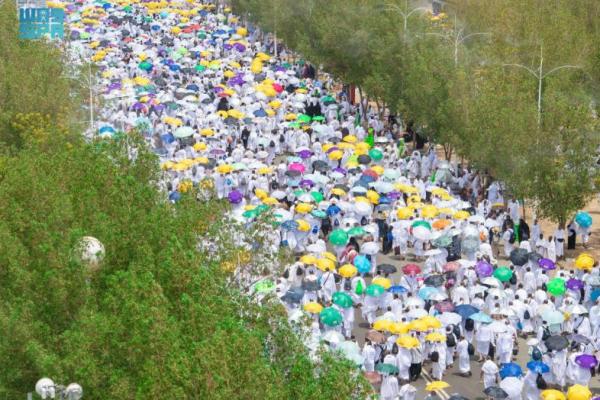 Relawan Bantu Jamaah Haji Atasi Panas dengan Bagikan Minuman Dingin