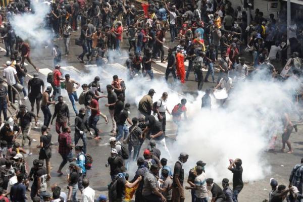 Demonstran lari dari gas air mata (Foto: Reuters) 