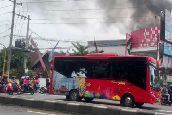 Pusat Perbelanjaan Aneka Jaya di Kendal Terbakar, 1 Orang Tewas