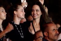 Rockstar Mom! Angelina Jolie Temani Shiloh Nonton Konser Band Glam Rock