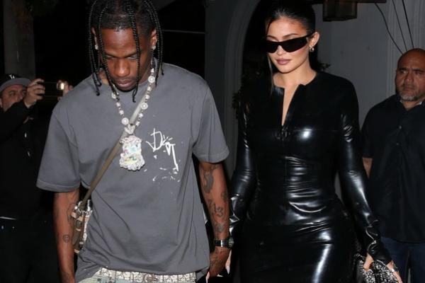 Kylie Jenner Kencan Makan Malam dengan Travis Scott