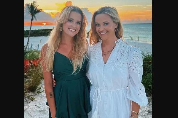 Manis dan Klasik, Tiru OOTD ala Gaun Eyelet Reese Witherspoon