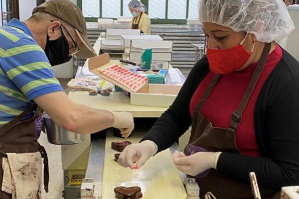 Harga Cokelat Naik, Ukuran Menyusut, Konsumen Kurangi Camilan