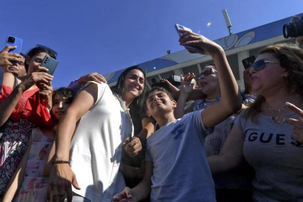 Ratusan Warga Tunisia Sambut Pahlawan Ons Jabeur 