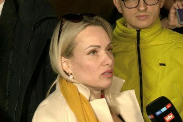 Pekerja TV Rusia yang Protes Perang saat Siaran Langsung, Sempat Ditahan