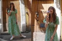 Tampilan Menyegarkan Lily Collins Bergaun Midi Hijau dan Sneaker Putih Veja