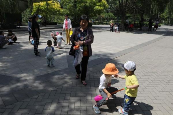 Populasi China Diperkirakan Mulai Menyusut Sebelum 2025