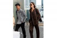 Gaya Santai Angelina Jolie Kenakan Piyama di Bandara Heathrow