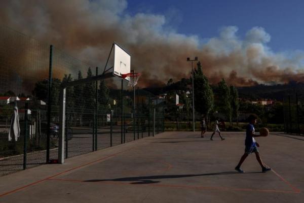 Ratusan Mobil dan Petugas Dikerahkan Padamkan Kebakaran dekat Lisbon Portugal