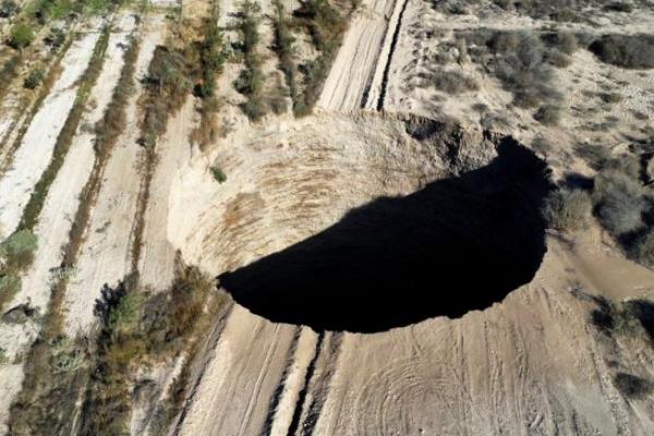 Pihak Berwenang Chili Selidiki Lubang Besar Misterius Berdiameter 25 Meter