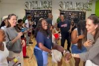 Angelina Jolie dan Putrinya Zahara Berdansa Bareng Keluarga Besar Spelman College