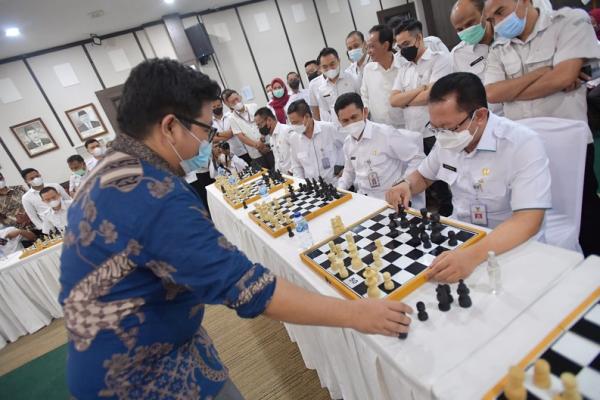 Eksebisi Catur, Sekjen Kemendes Tahan Remis Masruri Rahman