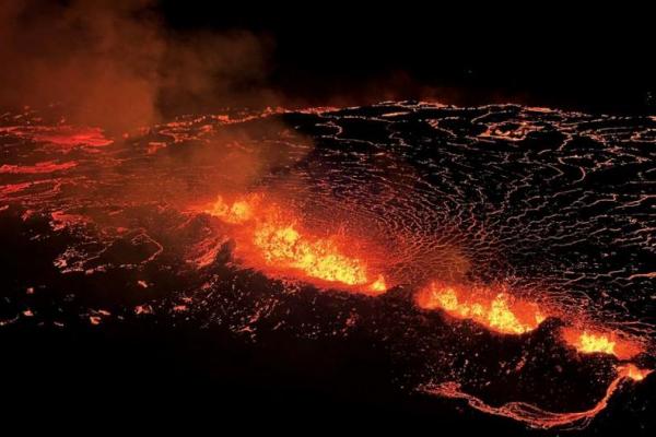 Gunung Berapi Meletus Dekat Ibukota Islandia, Pesawat Dilarang Melintas