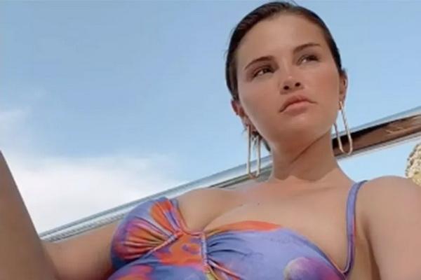 Kenakan Baju Renang, Selena Gomez Bagikan Pesan Citra Tubuh Positif