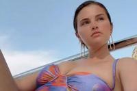 Kenakan Baju Renang, Selena Gomez Bagikan Pesan Citra Tubuh Positif