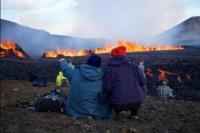Turis Terpesona Keindahan Gunung Berapi yang Meletus di Islandia