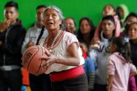Nenek Usia 71 Tahun Ini Jadi Bintang Basket Meksiko, Viral di TikTok