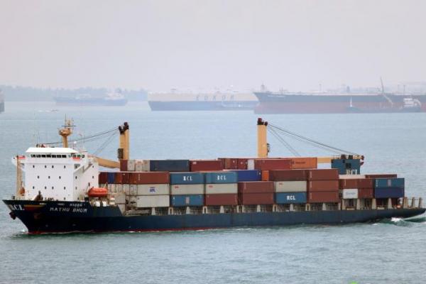 96 Hari Tertahan,  Kapal Feeder MV Mathu Bhum Kembali Berlayar