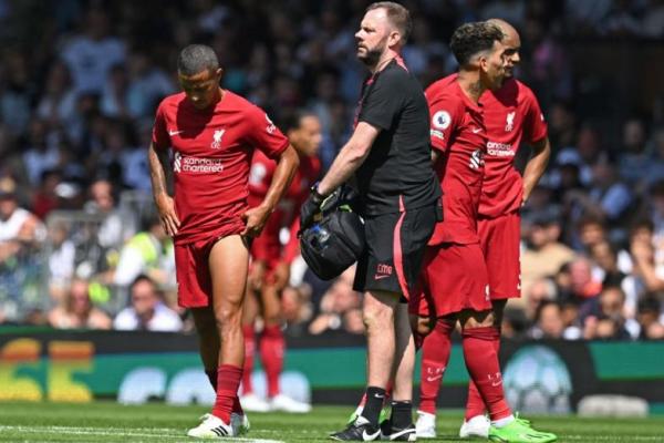 Thiago Alcantara tertatih-tatih di menit ke-51 ketika melawan Fulham di laga perdana Liga Premier (foto: AP/ talksport.com) 