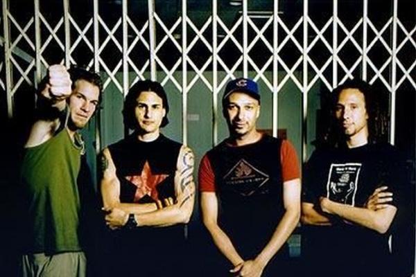 Zack de la Rocha Harus Rehabilitasi, Rage Against the Machine Batalkan Tur