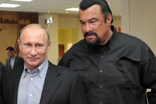 Aktor Laga Steven Seagal Kunjungi Penjara Ukraina yang Dikuasai Rusia