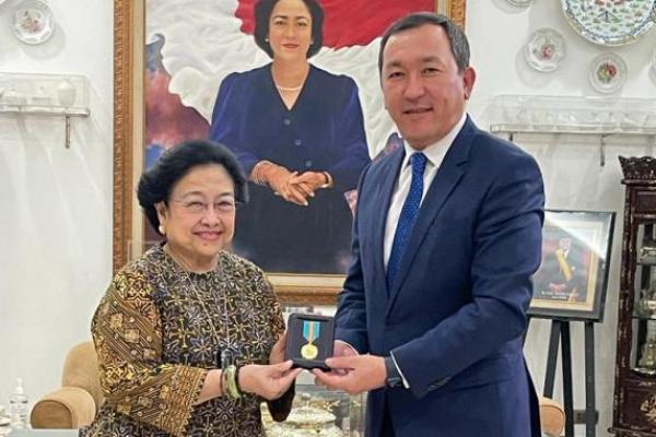 HUT Republik Kazakstan, Megawati Terima Penghargaan Medali Yobel