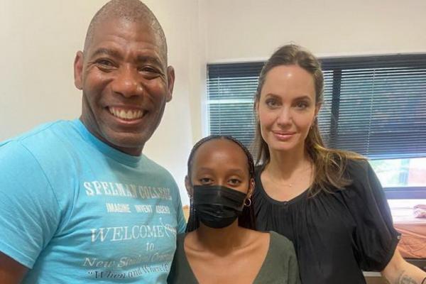 Angelina Jolie Emosional Antarkan Putrinya Zahara ke Spelman College