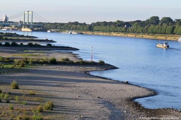 Permukaan Air Sungai Rhine Jerman Terus Turun