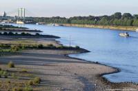 Permukaan Air Sungai Rhine Jerman Terus Turun