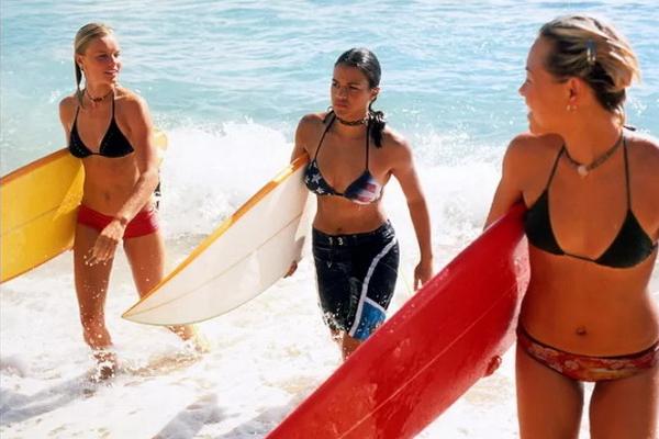 Rayakan 20 Tahun Blue Crush, Film Perjuangan dan Persahabatan 3 Peselancar Wanita