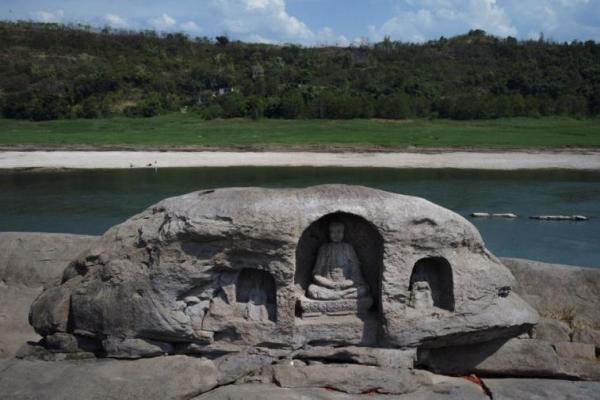 Kekeringan Sungai Yangtze China Memunculkan Patung Buddha Berusia 600 Tahun