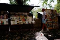 Turis Kembali ke Prancis, Penjual Buku Tepi Sungai Seine Bersukacita
