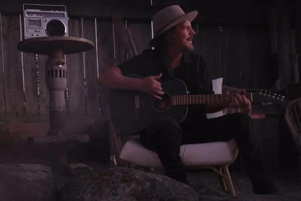 Vokalis Pearl Jam Eddie Vedder Cover Lagu Long Shadow dari Joe Strummer