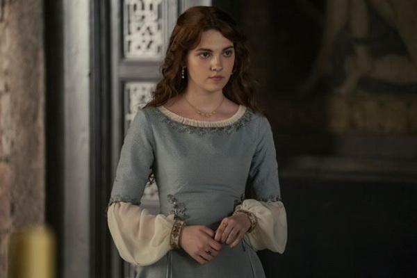 Emily Carey Hapus Twitter Jelang Premier House of the Dragon