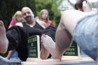 Deretan Olahraga Aneh Mulai dari Tarung Jempol Kaki Hingga Gendong Istri