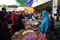 Cek Harga Pangan di Pasar Lombok, Puan Dapat Dukungan Capres