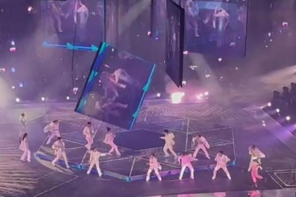 Layar Video Raksasa Jatuh ke Panggung Konser, Dua Penari Cidera