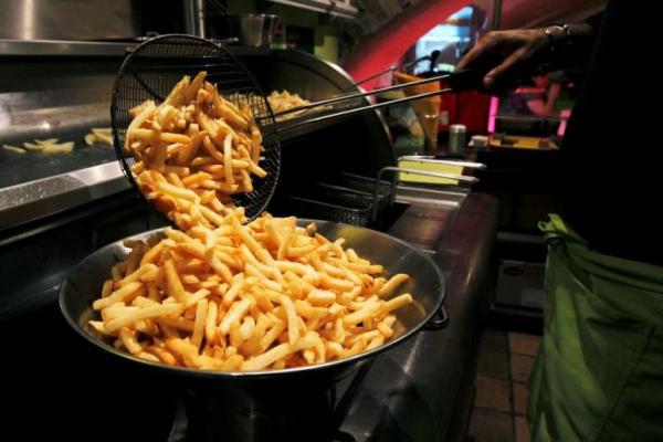 Seorang juru masak menyiapkan kentang goreng di sebuah kafe di Frietmuseum di Bruges 27 September 2011 (Foto: Reuters) 