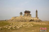 Kuil Bersejarah di Pulau Luoxingdun di Tengah Danau Kini Dikelilingi Padang Rumput