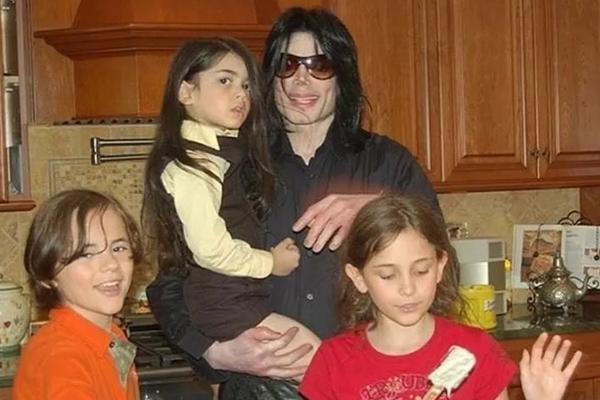 Prince dan Paris Rayakan Ulang Tahun Ke-64 Mendiang Sang Ayah Michael Jackson
