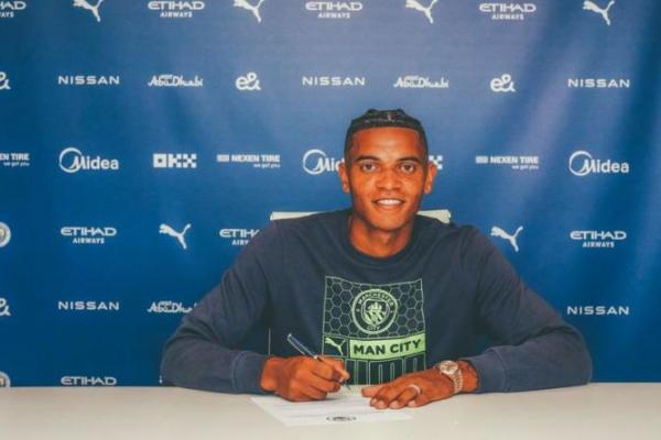 Bek tengah Manchester City, Manuel Akanji (Foto: Twitter @ManCity/ voi.id) 