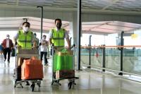Peringati Hari Pelanggan Nasional, Direksi AP II Layani Penumpang di Bandara