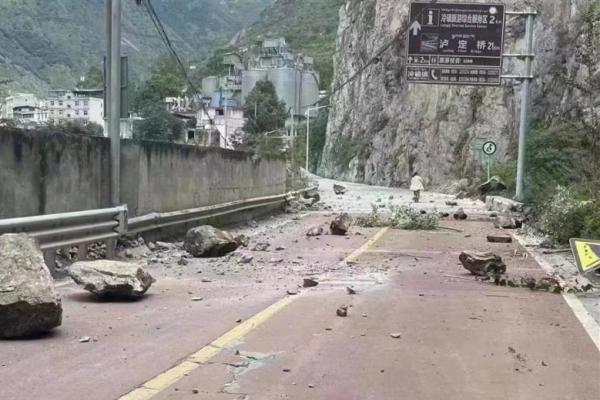 21 Orang Tewas Akibat Gempa di Sichuan China