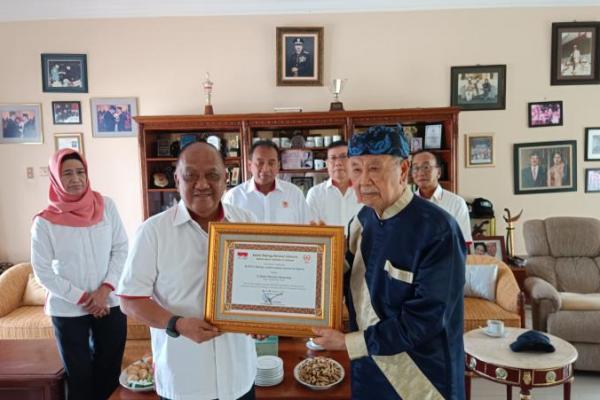 Ketum KONI Berikan Penghargaan Lifetime Achievment Award Kepada Bapak Pencak Silat Dunia