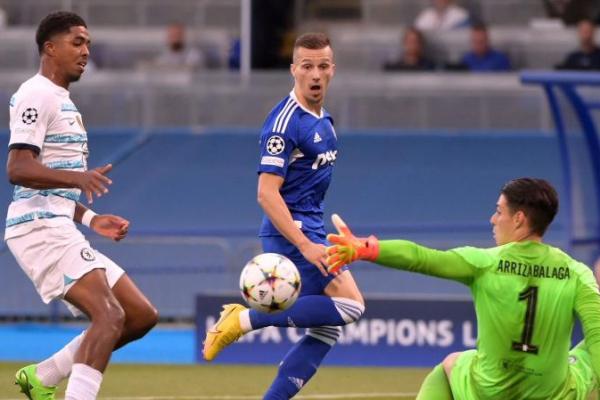 Pemain Dinamo Zagreb,Mislav Orsic berhasil menyarangkan bola ke gawang Chelsea yang dijaga Kepa Arrizabalaga pada laga pembuka Grup E Liga Champions. (foto: football365.com) 