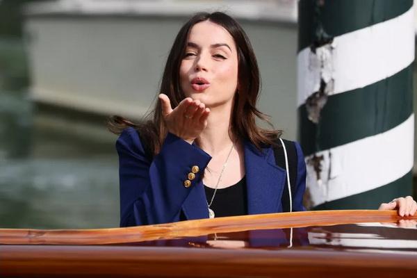 Mirip Marilyn Monroe, Ana de Armas Hembuskan Ciuman Ikonik di Venesia