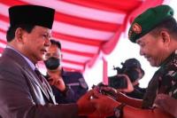 Prabowo Beri Pistol Cendera Mata Kepada Tiga Kepala Staf TNI
