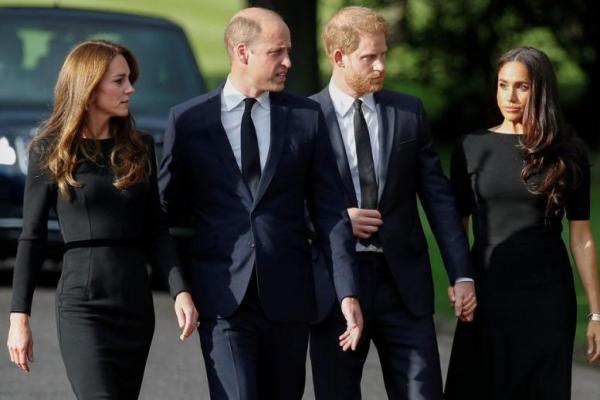 Pangeran Harry-Meghan Bergabung dengan William-Kate di Walkabout Windsor
