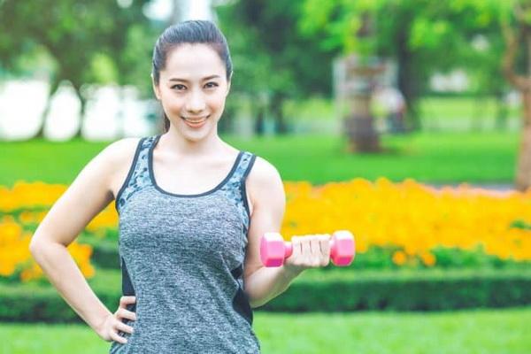 Olahraga angkat beban ringan (FOTO: SHUTTERSTOCK) 